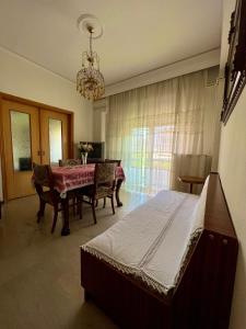 - une chambre avec une table et une salle à manger dans l'établissement P & P Apartment, à Alexandroúpolis