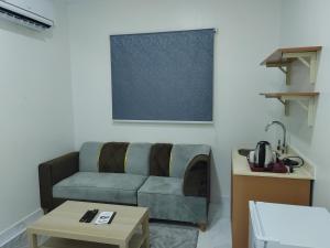 ein Wohnzimmer mit einem Sofa und einem Tisch in der Unterkunft دلتا2للوحدات المخدومة بالدوادمي in Ad-Dawādimi