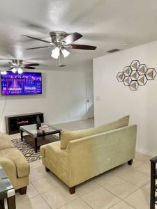 uma sala de estar com um sofá e uma ventoinha de tecto em Peaceful Home in Central Florida Near Universal em Orlando