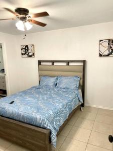 1 cama en un dormitorio con ventilador de techo en Peaceful Home in Central Florida Near Universal, en Orlando