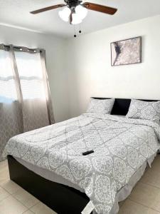 um quarto com uma cama e uma ventoinha de tecto em Peaceful Home in Central Florida Near Universal em Orlando
