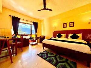 a hotel room with a bed and a desk and a bedroom at SAGAR RESORT JUST 5 MiN FROM MANALI MALL ROAD in Manāli