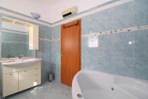 Koupelna v ubytování Luna in Marčana (Haus für 4-6 Personen)
