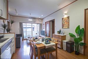 cocina y comedor con mesa y sillas en 五卧室别墅 毗邻大阪城公园 en Osaka