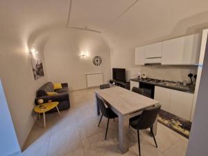cocina y sala de estar con mesa y sillas en Casa Cristina, en SantʼEusanio Forconese