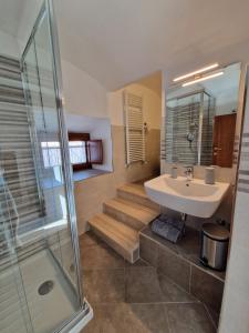 La salle de bains est pourvue d'un lavabo et d'une douche. dans l'établissement Casa Cristina, à SantʼEusanio Forconese