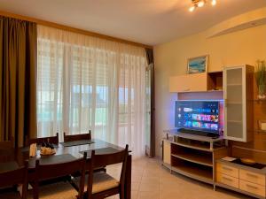 A television and/or entertainment centre at Premium Apartment Midia Beach Még 37 kép