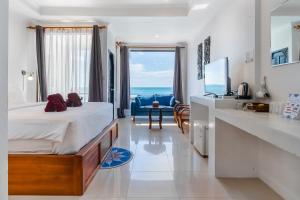 ein Schlafzimmer mit Bett und Blick auf das Meer in der Unterkunft Crystal Bay Beach Resort in Lamai