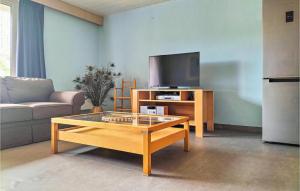 En TV eller et underholdningssystem på Lovely Apartment In Oostende With Kitchen