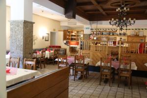 un ristorante con tavoli e sedie in una stanza di Hotel Voglauerhof ad Abtenau