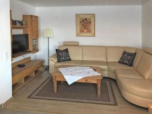 sala de estar con sofá y mesa de centro en Cozy Apartment in Ellar with Garden en Ellar