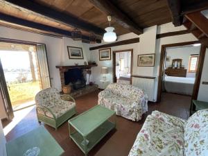 - un salon avec un canapé et une cheminée dans l'établissement Countryside Villa in Amandola with Swimming Pool, à Amandola