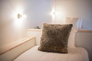 Cama o camas de una habitación en 新OPEN一棟貸切！西九条駅徒歩5分＊USJ直通＊グループ旅行最適＊トイレ2洗面台2
