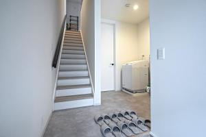 Imagen de la galería de 新OPEN一棟貸切！西九条駅徒歩5分＊USJ直通＊グループ旅行最適＊トイレ2洗面台2, en Osaka