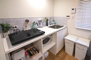 Una cocina o zona de cocina en 新OPEN一棟貸切！西九条駅徒歩5分＊USJ直通＊グループ旅行最適＊トイレ2洗面台2