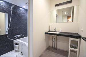 Un baño de 新OPEN一棟貸切！西九条駅徒歩5分＊USJ直通＊グループ旅行最適＊トイレ2洗面台2