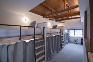 Litera o literas de una habitación en 新OPEN一棟貸切！西九条駅徒歩5分＊USJ直通＊グループ旅行最適＊トイレ2洗面台2