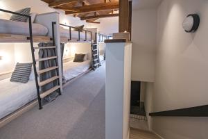 Cama o camas de una habitación en 新OPEN一棟貸切！西九条駅徒歩5分＊USJ直通＊グループ旅行最適＊トイレ2洗面台2