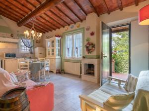 cocina y sala de estar con mesa y chimenea en Surrounded by the beautiful sloping Tuscan landscape, en Casole dʼElsa