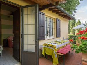 una mesa en el patio de una casa en Surrounded by the beautiful sloping Tuscan landscape, en Casole dʼElsa