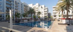 Bazén v ubytování Soothing 1BR at Safi 1B Town Square Dubailand by Deluxe Holiday Homes nebo v jeho okolí