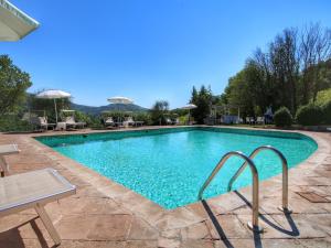 アッシジにあるPicturesque Holiday Home in Assisi with Poolの大きなスイミングプール(テーブル、椅子付)