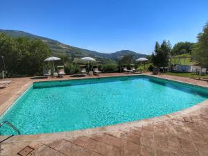 アッシジにあるPicturesque Holiday Home in Assisi with Poolの青い水の大型スイミングプール