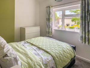 1 dormitorio con cama y ventana en The Drive en Newton Reigny