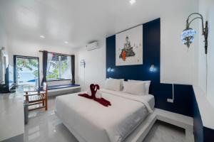 Ein Bett oder Betten in einem Zimmer der Unterkunft Crystal Bay Beach Resort