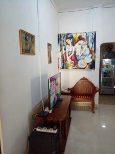 Habitación con escritorio y ordenador. en Muthu Villa Sri Lanka en Kalutara