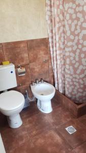 a bathroom with a toilet and a sink at Complejo Las chacras in Juana Koslay 