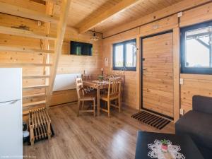 a room with a table and chairs in a cabin at Domek Pod Groniem in Jasnowice