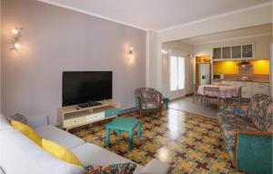 een woonkamer met een witte bank en een flatscreen-tv bij Stunning Home In Verquires With Wifi in Verquières