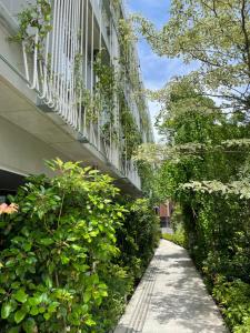 a sidewalk next to a building with a balcony at kamakura seizan in Kamakura