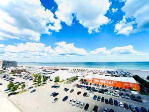 an aerial view of a parking lot next to the beach at Summerland Vibe Apartments in Mamaia Sat/Năvodari