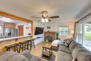 uma sala de estar com um sofá e uma lareira em Teton Valley Getaway Fenced Yard, Grill em Ashton