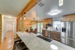 uma cozinha com uma grande bancada num quarto em Teton Valley Getaway Fenced Yard, Grill em Ashton