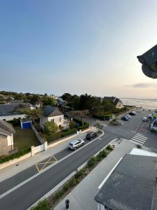 z góry widok na ulicę z samochodami na drodze w obiekcie Appartement pour évasion marine à Hauteville sur mer w mieście Hauteville-sur-Mer