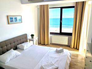 Un pat sau paturi într-o cameră la Mamaia Summerland