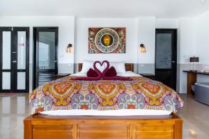 Ein Bett oder Betten in einem Zimmer der Unterkunft Crystal Bay Beach Resort