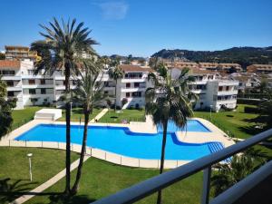 - une vue depuis le balcon d'un appartement avec piscine dans l'établissement Casa en urb. con la piscina más GRANDE de Jávea., à Jávea