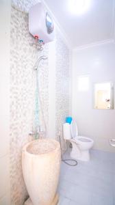 Un baño con ducha y WC. en Villa Bromo 28 with Balcony, en Batu