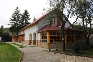 a house with large windows on the side of it at Fonfa Liget in Sénye