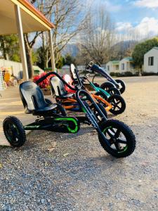 una fila de scooters estacionados en un estacionamiento en Bright Valley Holiday Park, en Porepunkah