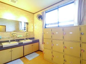 Muikamachi的住宿－サンバレーひぐち，一间带两个盥洗盆的浴室和一个大窗户