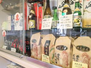 una exhibición de botellas de cerveza en una tienda en サンバレーひぐち en Muikamachi