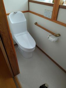 石巻市にあるPrivate Room 1 Japanese Vintage House 4 Beds, Smoke Free, Free Parking Good to Travel for Tashiro Cats Islandの部屋にある白いトイレ付きのバスルーム +24枚の写真