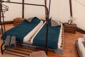 2 łóżka piętrowe w pokoju z: w obiekcie Landgoed Omorika w mieście Ravels