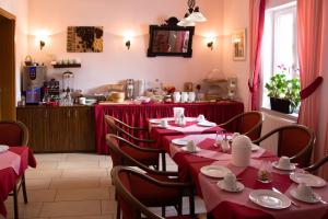 Restaurace v ubytování Gästehaus zur Kurve