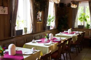 Restaurace v ubytování Gästehaus zur Kurve + 21 fotografií